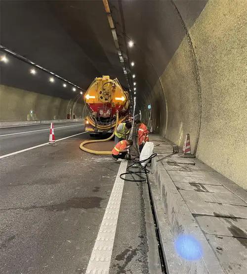 江干隧道排水渠清淤